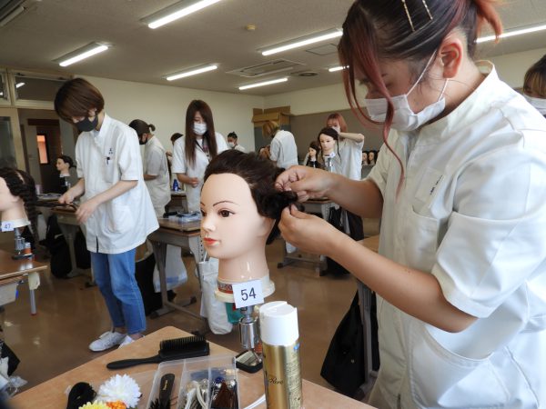 1年生浴衣ヘアスタイルコンテスト 岡山県理容美容専門学校 けんりび