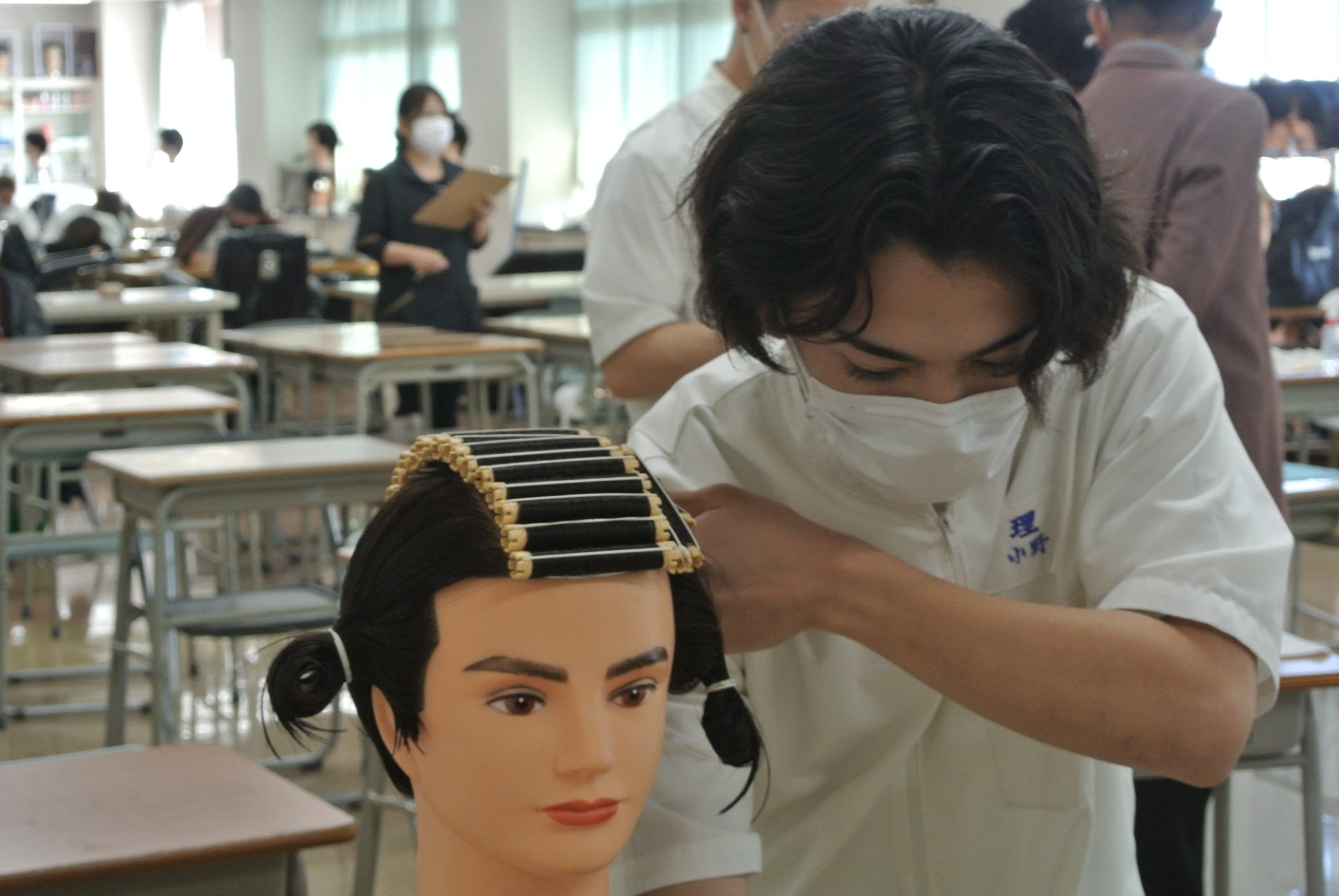 1年生校内コンテスト 岡山県理容美容専門学校 けんりび 1年生校内コンテスト 岡山県理容美容専門学校 けんりび